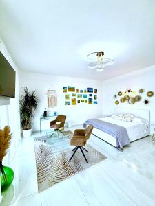 ein Schlafzimmer mit Bett, Schreibtisch und Stühlen in der Unterkunft Mareviglia in Gallipoli