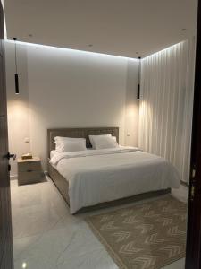 Ένα ή περισσότερα κρεβάτια σε δωμάτιο στο شقه بصالة وغرفة نوم