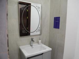 Ένα μπάνιο στο شقه بصالة وغرفة نوم