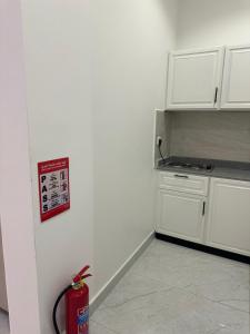 Η κουζίνα ή μικρή κουζίνα στο شقه بصالة وغرفة نوم +7 φωτογραφίες