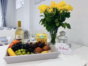 リトルハンプトンにあるLamornaの花のテーブルに飾られた果物とワインのトレイ