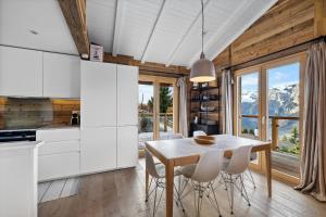 a kitchen and dining room with a table and chairs at Silverfox - 6 pers - belle vue in Plan Fey