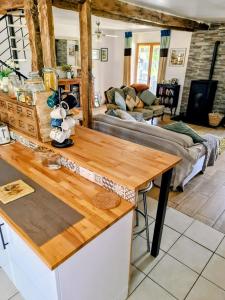 una cucina con tavolo e un soggiorno di Maison Trichard a Brillac