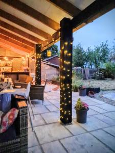 un patio con luci, tavolo e sedie di Maison Trichard a Brillac