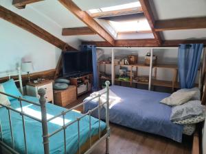 una camera da letto con un letto e una TV a schermo piatto di Maison Trichard a Brillac Altre 58 foto