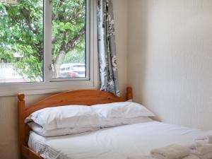 ein Bett in einem Zimmer mit Fenster in der Unterkunft Gunner Head - Uk47557 in Saint Merryn