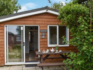 einen Picknicktisch vor einem winzigen Haus in der Unterkunft Gunner Head - Uk47557 in Saint Merryn