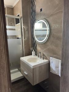 a bathroom with a sink and a mirror at Alquileres temporales in Junín