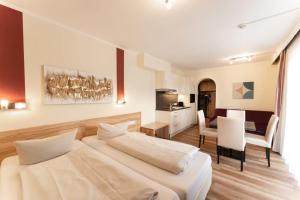 Postel nebo postele na pokoji v ubytování Aparthotel Dorfplatzl Garni Apartments & B&B + 218 fotografií