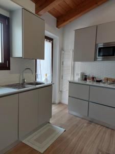 Η κουζίνα ή μικρή κουζίνα στο La Locanda del Barone