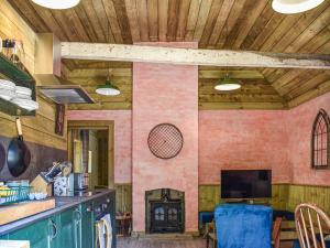 ハンティンドンにあるThe Potting Shedの暖炉とテレビのあるリビングルーム