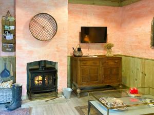 ハンティンドンにあるThe Potting Shedのリビングルーム(テレビ、暖炉付)