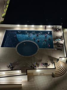 an overhead view of a swimming pool at night at Gran Apartamento com Piscina - 3 Quartos in Cuiabá