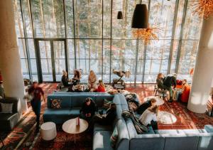 别拉什尼察Hotel Nomad的一群人坐在一个沙发的房间 更多96张照片