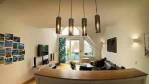 un salon avec un canapé et un lustre dans l'établissement Ferienwohnung zwischen Nürnberg und Seenland, à Weißenburg in Bayern