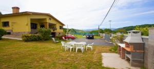 ein Tisch und Stühle im Hof eines Hauses in der Unterkunft Villa Teresa in Cangas de Onís