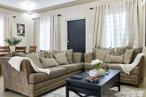 BacoletBlanket Brew Accommodation的客厅里有一张沙发和一张咖啡桌。