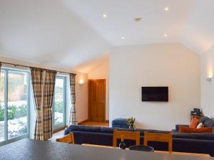 een woonkamer met een bank en een tafel bij Riccal Heads in Lastingham