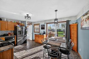 eine Küche mit Tisch und Stühlen und ein Esszimmer in der Unterkunft Cozy Retreat with Hot Tub in Peaceful Goshen home in Goshen