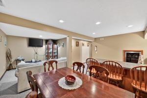 ein Esszimmer mit Tisch und Stühlen in der Unterkunft Cozy Retreat with Hot Tub in Peaceful Goshen home in Goshen