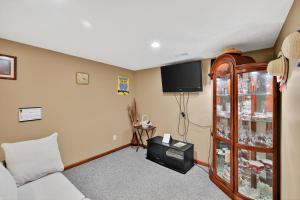 ein Wohnzimmer mit Sofa und Fernseher in der Unterkunft Cozy Retreat with Hot Tub in Peaceful Goshen home in Goshen