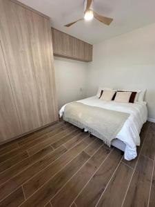 una camera da letto con un letto e un ventilatore a soffitto di Tzafona Villa, Katzrin a Qatzrin