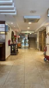 een lobby van een gebouw met een grote tegelvloer bij واحة الممسى للشقق المخدومة - اقتصادي in Riyad
