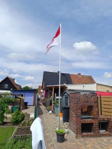 a flag on a pole in front of a house at Zimmervermietung Ausspannen bei Fam Pertiller in Breese