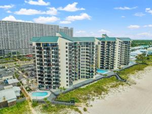 een luchtfoto van een resort aan het strand bij Seaside Shanty in Panama City Beach