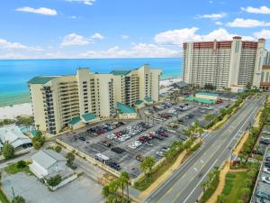 een luchtzicht op een resort met een parkeerplaats bij Seaside Shanty in Panama City Beach +24 foto's