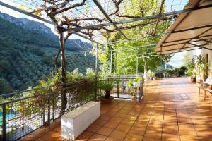 a conservatory with a view of the mountains at Fuente Los Avellanos in Villanueva del Arzobispo