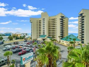 een parkeerplaats voor een hotel bij Seaside Shanty in Panama City Beach