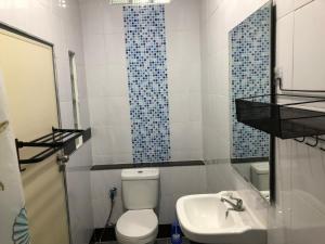 Ένα μπάνιο στο DEN NEST Guest House Krabi