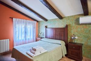 a bedroom with a bed with towels on it at Fuente Los Avellanos in Villanueva del Arzobispo +29 photos