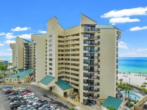 een luchtfoto van een resort met een parkeerplaats en de oceaan bij Seaside Shanty in Panama City Beach