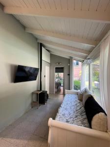 a living room with a couch and a rug at Casa Illia relax in Funes