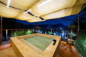 einen Pool unter einem Sonnenschirm auf einem Deck in der Unterkunft Bs Urban Retreat Garden And Spa Near Gyeongbokgung in Seoul + 91 Fotos