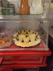 a pizza in a glass case in a display case at Hotel Freiheit in Cologne