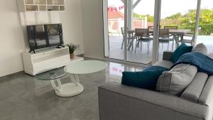 un soggiorno con un divano e un tavolo di Villa Outaouais a Bielle