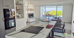 una cucina e un soggiorno con tavolo e sedie di Villa Outaouais a Bielle