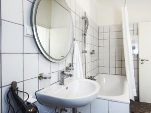 Koupelna v ubytování 2-Schlafzimmer-Apartment bis 4 Pers - Nähe HBF & Messe DUS