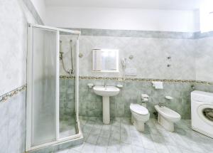 Koupelna v ubytování Lucia Maison + 54 fotografií