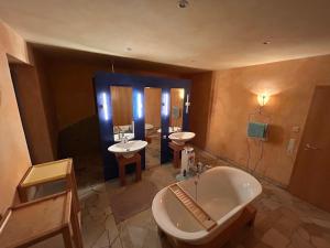 a large bathroom with two sinks and a tub and a bath tub at Luxuriöses Villenanwesen in ruhiger Lage in Heroldsberg