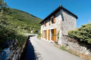 Nespecifikovaný výhled na hory nebo výhled na hory při pohledu z prázdninového domu