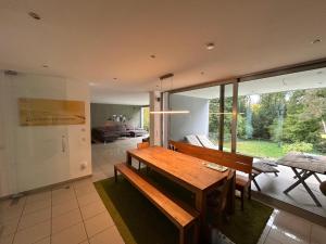 a living room with a wooden table and bench at Luxuriöses Villenanwesen in ruhiger Lage in Heroldsberg +11 photos
