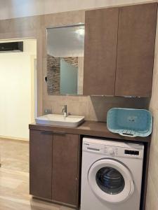 a bathroom with a washing machine and a sink at Sweet Dreams Residence in Brugine
