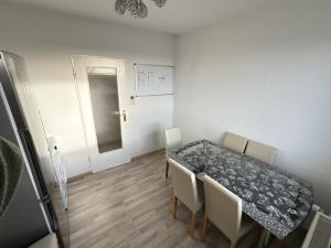 a dining room with a table and chairs and a door at Monteurunterkunft in Raunheim in Raunheim