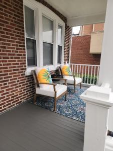 twee stoelen en een tafel op een veranda bij Market Haven in Wilmington