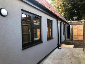 een huis met ramen aan de zijkant bij Perfitt Place in Bungay