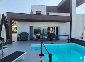 Swimmingpoolen hos eller tæt på Villa Desy